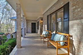 7BR Lakefront Haven Pool Hot Tub Gated 4acres