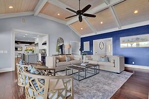 7BR Lakefront Haven Pool Hot Tub Gated 4acres