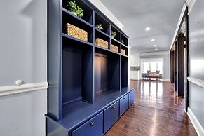 7BR Lakefront Haven Pool Hot Tub Gated 4acres