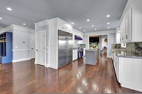 7BR Lakefront Haven Pool Hot Tub Gated 4acres