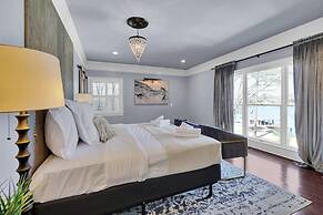 7BR Lakefront Haven Pool Hot Tub Gated 4acres