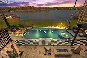 7BR Lakefront Haven Pool Hot Tub Gated 4acres