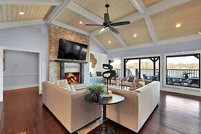 7BR Lakefront Haven Pool Hot Tub Gated 4acres