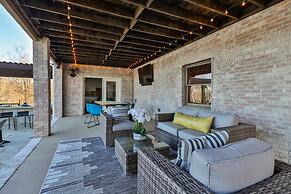 7BR Lakefront Haven Pool Hot Tub Gated 4acres