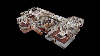 7BR Lakefront Haven Pool Hot Tub Gated 4acres