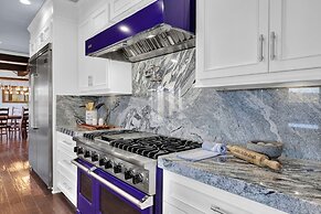 7BR Lakefront Haven Pool Hot Tub Gated 4acres