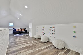 7BR Lakefront Haven Pool Hot Tub Gated 4acres