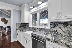 7BR Lakefront Haven Pool Hot Tub Gated 4acres