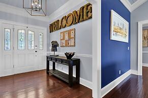 7BR Lakefront Haven Pool Hot Tub Gated 4acres