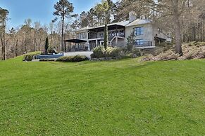 7BR Lakefront Haven Pool Hot Tub Gated 4acres