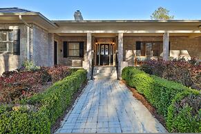 7BR Lakefront Haven Pool Hot Tub Gated 4acres