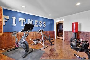 7BR Lakefront Haven Pool Hot Tub Gated 4acres