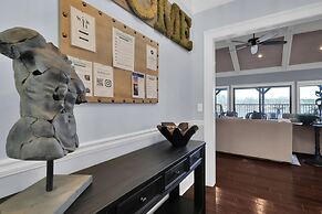 7BR Lakefront Haven Pool Hot Tub Gated 4acres