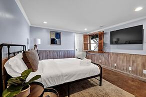 7BR Lakefront Haven Pool Hot Tub Gated 4acres