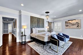 7BR Lakefront Haven Pool Hot Tub Gated 4acres