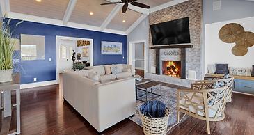 7BR Lakefront Haven Pool Hot Tub Gated 4acres