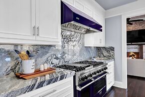 7BR Lakefront Haven Pool Hot Tub Gated 4acres