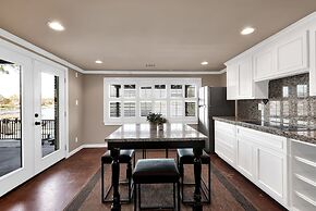 7BR Lakefront Haven Pool Hot Tub Gated 4acres