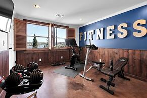 7BR Lakefront Haven Pool Hot Tub Gated 4acres