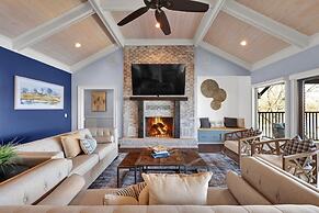 7BR Lakefront Haven Pool Hot Tub Gated 4acres