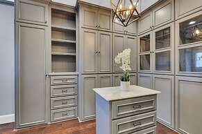 7BR Lakefront Haven Pool Hot Tub Gated 4acres