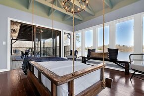 7BR Lakefront Haven Pool Hot Tub Gated 4acres