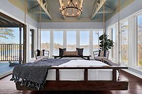 7BR Lakefront Haven Pool Hot Tub Gated 4acres