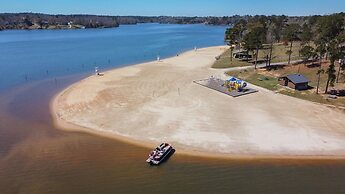 7BR Lakefront Haven Pool Hot Tub Gated 4acres