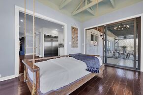 7BR Lakefront Haven Pool Hot Tub Gated 4acres