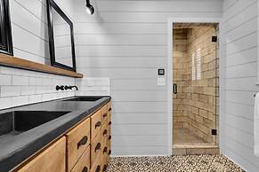 7BR Lakefront Haven Pool Hot Tub Gated 4acres