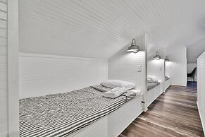 7BR Lakefront Haven Pool Hot Tub Gated 4acres