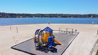 7BR Lakefront Haven Pool Hot Tub Gated 4acres