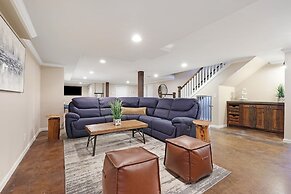 7BR Lakefront Haven Pool Hot Tub Gated 4acres