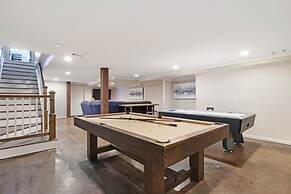 7BR Lakefront Haven Pool Hot Tub Gated 4acres