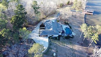 7BR Lakefront Haven Pool Hot Tub Gated 4acres