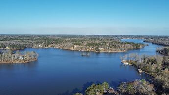 7BR Lakefront Haven Pool Hot Tub Gated 4acres