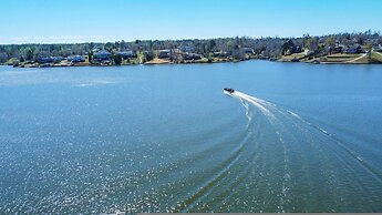 7BR Lakefront Haven Pool Hot Tub Gated 4acres