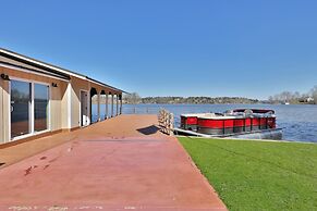 7BR Lakefront Haven Pool Hot Tub Gated 4acres