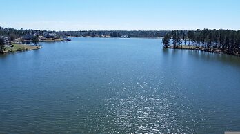 7BR Lakefront Haven Pool Hot Tub Gated 4acres