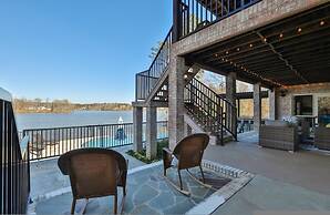 7BR Lakefront Haven Pool Hot Tub Gated 4acres