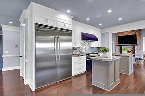 7BR Lakefront Haven Pool Hot Tub Gated 4acres