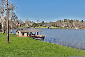 7BR Lakefront Haven Pool Hot Tub Gated 4acres
