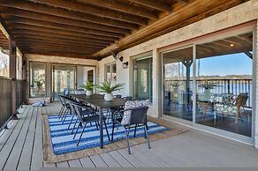 7BR Lakefront Haven Pool Hot Tub Gated 4acres