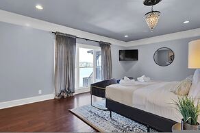 7BR Lakefront Haven Pool Hot Tub Gated 4acres