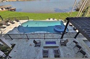 7BR Lakefront Haven Pool Hot Tub Gated 4acres