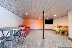 7BR Lakefront Haven Pool Hot Tub Gated 4acres