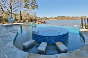 7BR Lakefront Haven Pool Hot Tub Gated 4acres