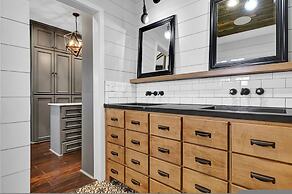 7BR Lakefront Haven Pool Hot Tub Gated 4acres