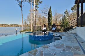 7BR Lakefront Haven Pool Hot Tub Gated 4acres