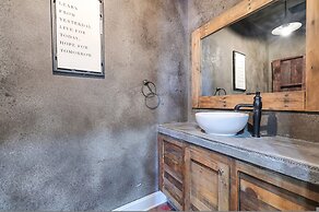 7BR Lakefront Haven Pool Hot Tub Gated 4acres